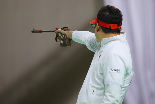 한국의 진종오가 10일 오후(현지시간) 브라질 리우데자네이루 데오도루 올림픽 사격장에서 열린 남자50m 권총 결선에서 냉정하게 표적을 향해 방아쇠를 당기고 있다. 진종오는 1위를 기록해 올림픽 3연패를 달성했다. 사진=연합뉴스